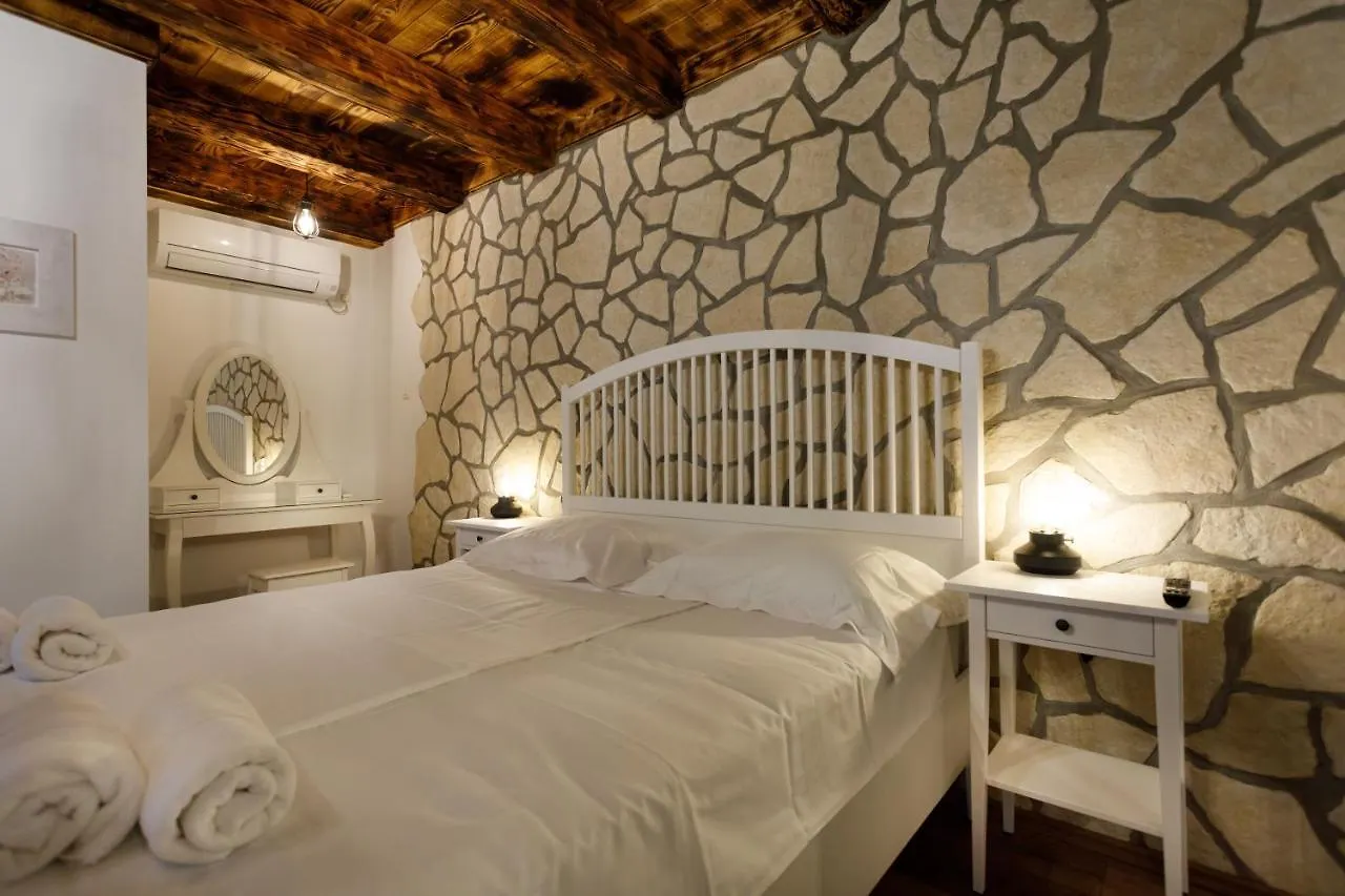 Rustic Apartment Evelin Krk Town